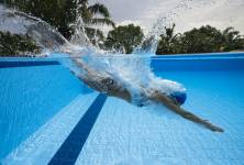 Oblíbený letní sport plavání: Jaké benefity a rizika přináší? 
