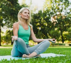 Hormonální jóga – jak pomůže ženskému tělu pravidelná praxe jógy?