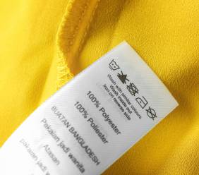Mainstreamové oblečení z polyesteru: výhody, nevýhody a ekologie