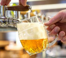 Pivo – alkoholický nápoj, kteří Češi milují. Proč není nealko verze vždy řešením?
